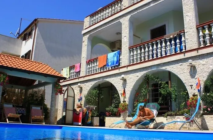 בית הארחה With Terrace, Air Conditioning מדולין
